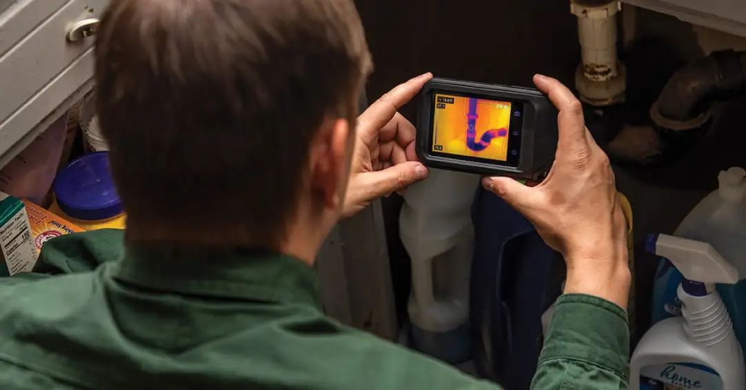 FLIR C3-X的电池可以连续工作4小时，而FLIR ONE Pro只有40分钟.jpg
